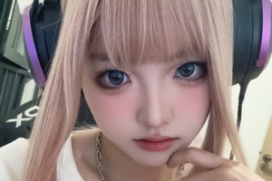 主持人周敢敢晒照：练习化妆水平