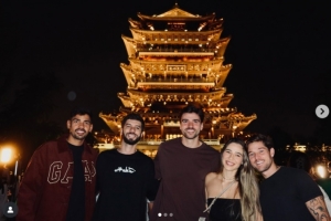 景色真不错，泰山队外援马德鲁加和泽卡打开济南夜景