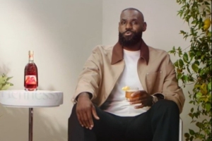 詹姆斯再发轩尼诗广告：巧克力盒内味道未知 但美酒可知！