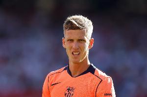 世体：奥尔莫本周日前往克鲁伊夫球场，观看了巴萨B队比赛