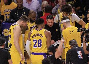 雷迪克：你知道什么是最棒的吗？里夫斯绝杀后第一时间奔向了队友