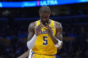 疑似背部受伤！湖记：艾顿现已回到板凳席仍可继续登场！