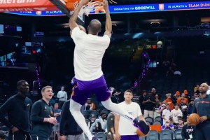 空中转了270度？刚拿周最佳的36岁杜兰特赛前秀转体暴扣！