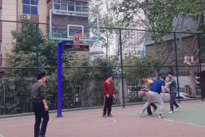 两个人没有对篮筐的一丝留念，满眼都是对方