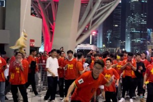 场上赢不了澳大利亚，场下球迷打袋鼠