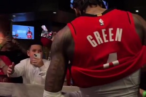 格林赛后在球员通道受追捧，后生可畏，这孩子是个可塑之才