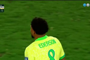 隐身！阿根廷球迷合唱嘲讽让拉菲尼亚上场，实际他一直在场上