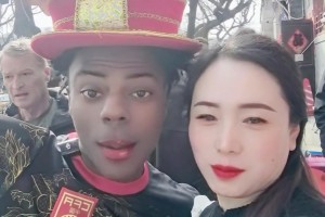 十级美颜+口红把甲亢哥整得太辣眼睛了