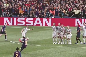 太猛了！阿利松将身体舒展到了极致，还是没能扑出梅西这记任意球