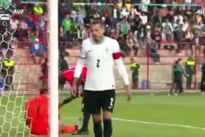 玻利维亚主场有多难打❓希门尼斯在海拔4000米的场边紧急吸氧