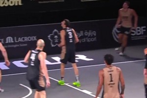 单手+负角度出手，难度SSS级！