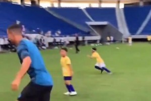 太可爱了！亚马尔带着队宠小老弟亮相球场！