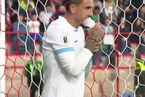 海拔4150米的世预赛，乌拉圭队长踢到场边吸氧