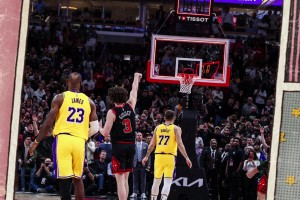 又来一幅世界名画！詹姆斯&东契奇目送基迪超远三分绝杀！！