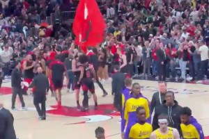 冰火两重天！绝杀后公牛全队狂欢庆祝 湖人球员黯然离场