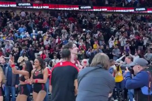 气氛燃！直击：现场视角看公牛球员庆祝这来之不易的绝杀