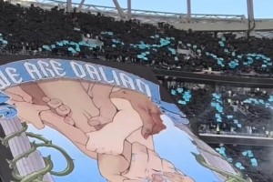 尽显霸气！东北德比前大连英博升起巨幅tifo——我们是大连