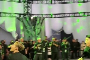 虽然是矮筐，1米75的王嘉尔扣篮还是有点东西的吧