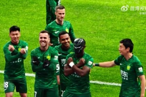 早有准备，实拍：法比奥破门后拿出藏在广告牌后的面具庆祝