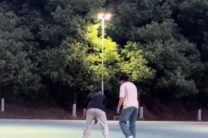 节奏+球感！这位打篮球的女生简直丝滑拿捏