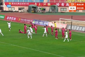 球迷直呼假球！中甲青岛后卫排球动作送点，遭延边读秒绝平