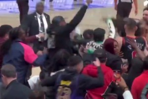 换阵营换挺快基迪绝杀后，穿老詹球衣的湖人球迷加入狂欢队伍