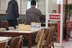 网友吃拉面偶遇姚明：大姚坐着也快1米7了吧