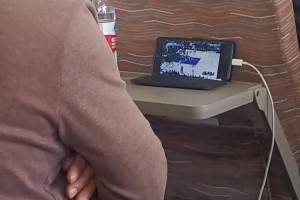 真正的热爱不分年龄！网友坐动车偶遇大爷在看NBA