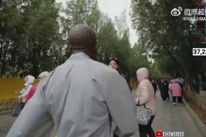 甲亢哥被中国球迷逮住，被说成是科比！还被要求表演后仰跳投