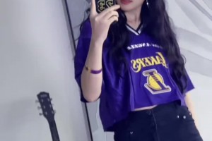 黑丝美女詹密表白詹姆斯：我爱老詹!我爱湖人!