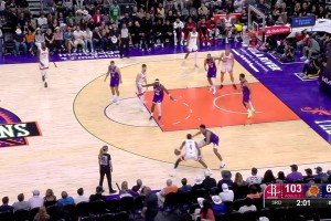 太阳这防守跟不存在一样！杰伦-格林轻松往篮下一钻，轻松暴扣！