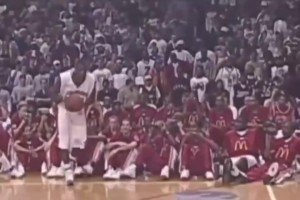 父与子！18岁詹姆斯与19岁布朗尼，参加肯德基扣篮大赛动作对比！