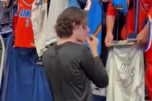 爱来自OKC！雷霆主场赛前热烈欢迎基迪！基迪为雷霆3号签名！