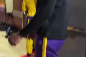 詹姆斯：我不能连续两场比赛穿同一双鞋，我不喜欢我的鞋子松了..