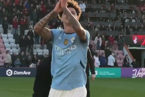 逆转伯恩茅斯赛后，瓜迪奥拉将奥莱利推向看台与球迷互动！