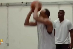 美国杨毅展现自己的跳投技术 原来是真的会啊！