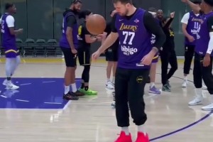 东契奇训练中展示足球技巧 头球助攻自己命中三分球！