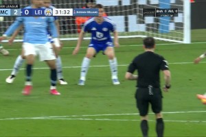 可惜！马尔穆什停球禁区内架炮！萨维尼奥跟进打门打高了！