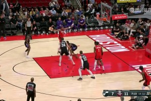 这是脏动作啊 狄龙脚踢塞克斯顿腹部吃T 累计16T下一场禁赛