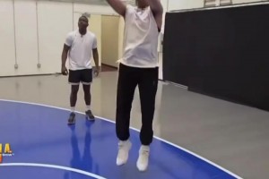 你真会啊！A史密斯展示自己跳投技术