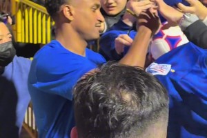 宠粉！申花赛后,独进两球当选全场最佳的米内罗为热情的球迷签名