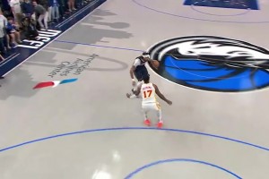 攻防一体！浓眉助攻克莱+无情封盖随后骑马射箭抛投准绝杀！