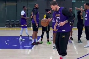 皇马出品！东契奇训练中秀了一波颠球 肩膀停球后飚进三分