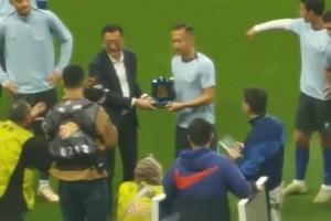 吴曦200场,蒋圣龙100场！赛前申花为两人举行百场仪式