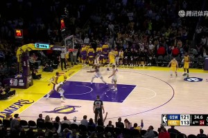 今天咋回事？最后时刻詹姆斯DFS等人拼命抢下球权，但东契奇球没接稳出现失误