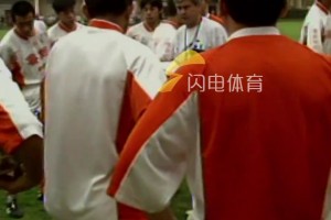 时光荏苒！99赛季泰山队省体外场地训练，球迷隔网观看