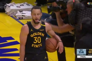 从天堂到地狱！被绝杀后库里独自抱着球落寞看着马刺众将疯狂庆祝