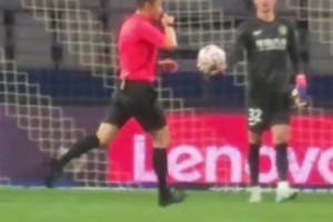 申花女球迷大喊：傅明，黄牌！