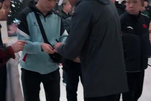 暖心❤，邵佳一重回国安耐心为球迷签名