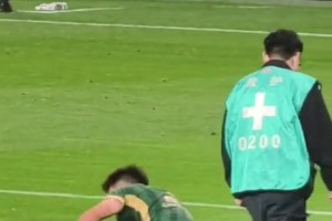 现场的申花球迷：浙江队球员多次上演医学奇迹